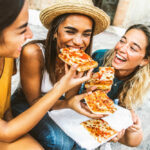Urlauber in Italien essen Pizza