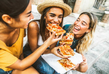 Urlauber in Italien essen Pizza