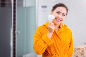 © agnormark - Fotolia.com Eine gründliche Gesichtsreinigung ist vor allem abends wichtig