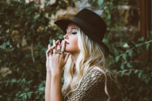 © Unsplash - pixabay Frau trägt im Herbst 2013 als Accessoire einen Hut