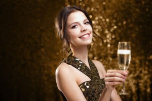 Auf einer Silvester Party darf das Outfit auch mal extravagant und glamourös sein