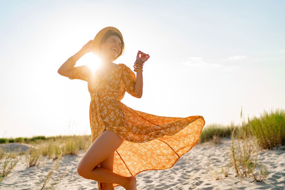 Frau mit fittem Körper am Strand.