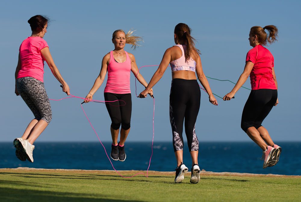 Frauen beim Rope Skipping