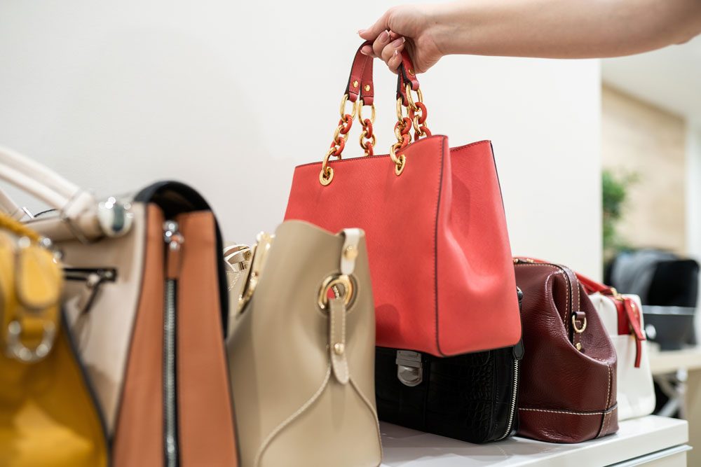 Verspielte Handtaschen liegen im Trend. 