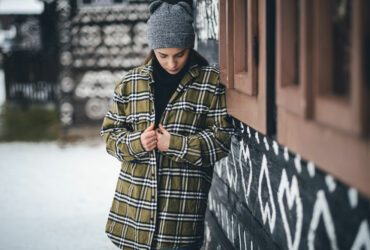 Frau in kariertem Flanellhemd