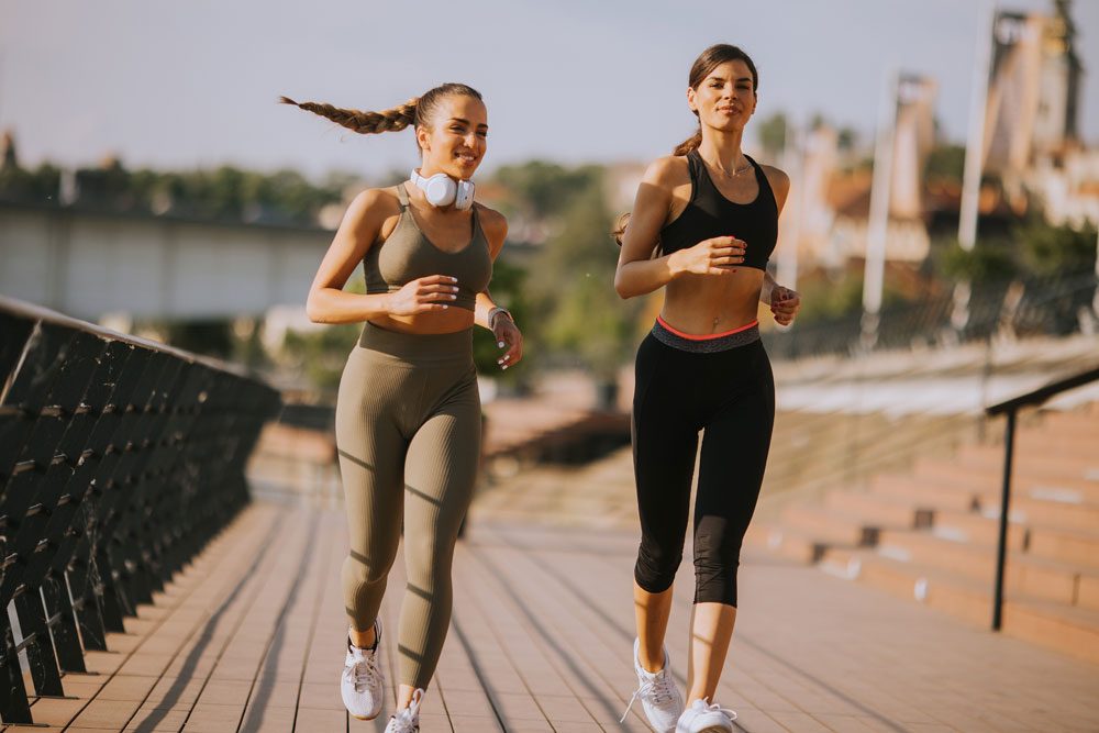 Gut sitzende Sportbekleidung ist wichtig. Zwei Frauen in Sportbekleidung.