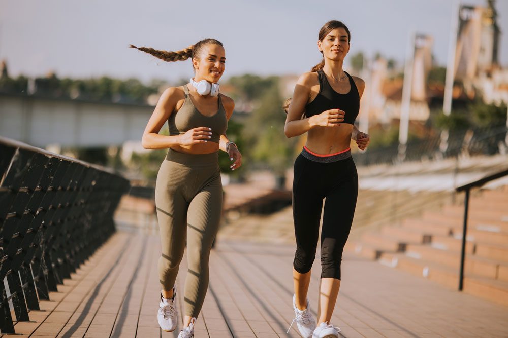 Zwei Frauen in Sportbekleidung.