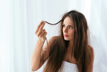 Frau mit trockenen, kaputten Haaren-