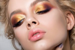 © morganka - Fotolia.com Viel Gold darf im Winter auf Lidern und Nägeln funkeln