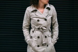 © berc - Fotolia.com Einen klassischen Trenchcoat sollte jede Frau ihr Eigen nennen