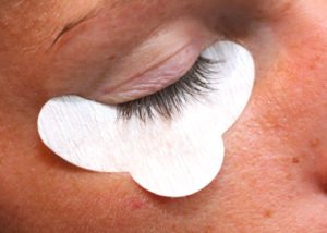 © Christian Jung - Fotolia.com Durch das Wimpernfärben ersparen Sie sich das tägliche Tuschen