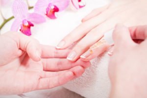© juniart - Fotolia.com Nie wieder unsaubere Nagelränder dank Nagelhautschutz