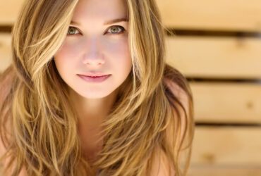 Hair contouring bei Frau mit langen Haaren.