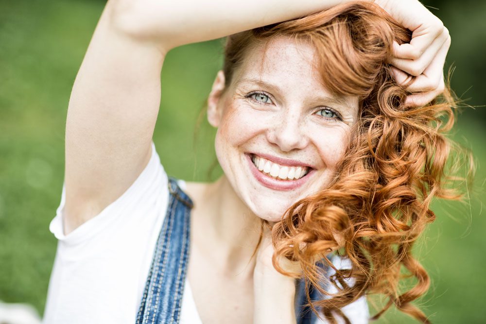 Schöne Naturlocken Frau mit Naturlocken.