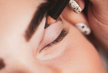 Make-up Artist schminkt Cut Crease.