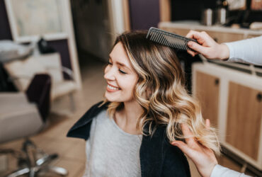 Frau beim Friseur