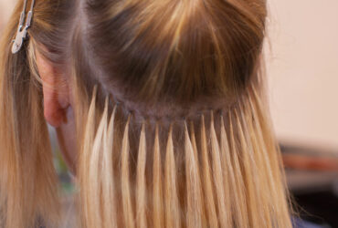 Frau mit Extensions.