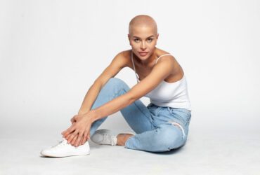 Frau mit Buzz-Cut