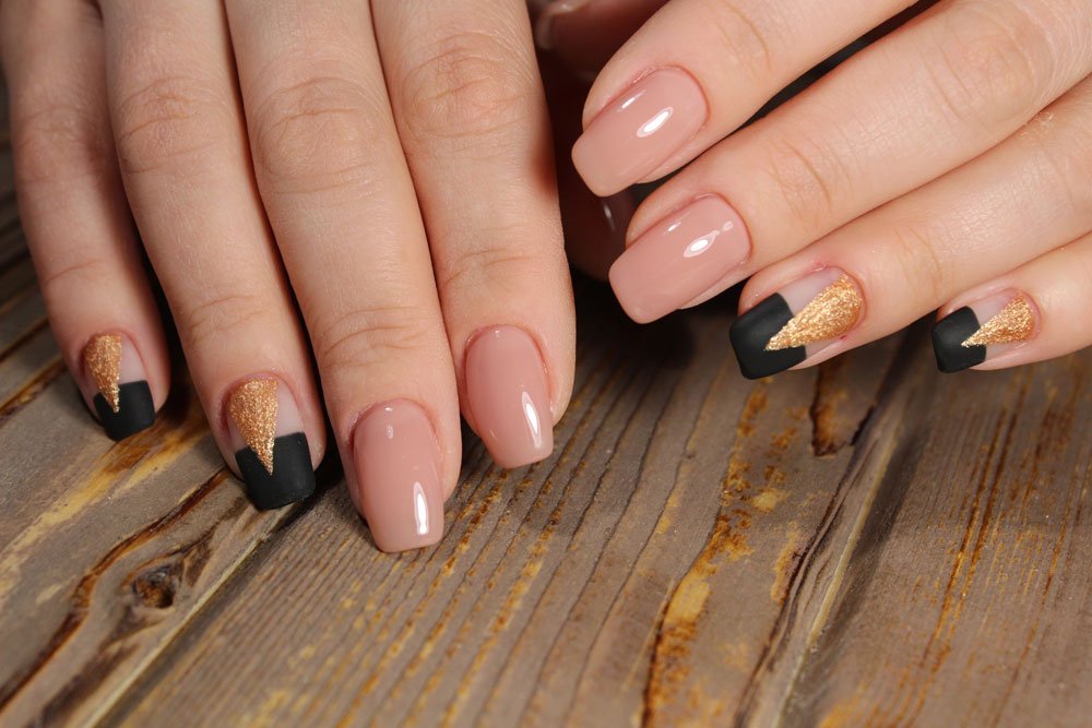 Cut Out Nails schwarz gold