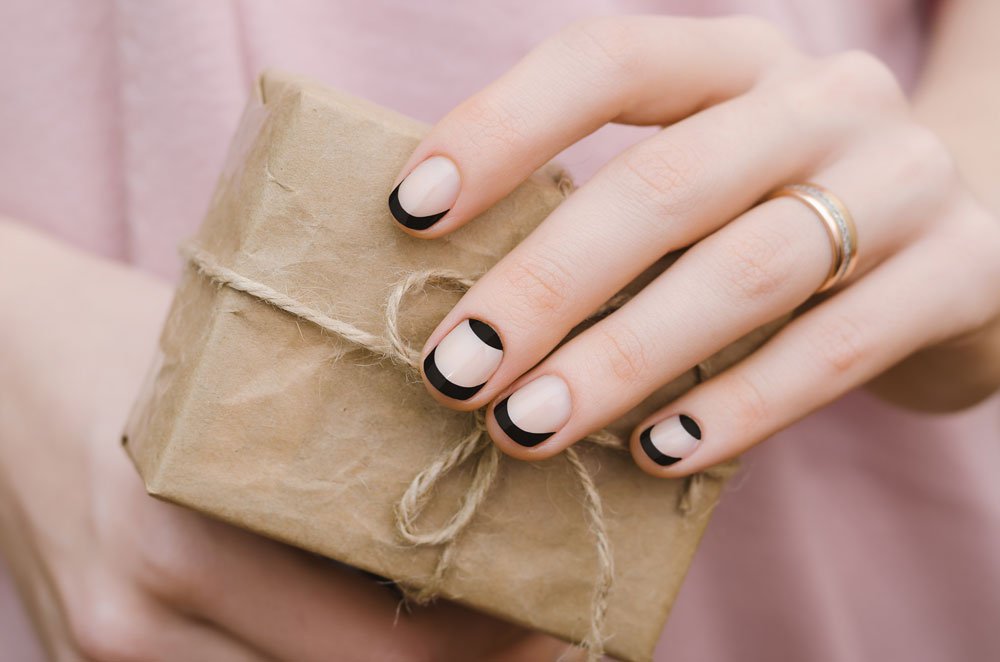 Cut Out Nails schwarz
