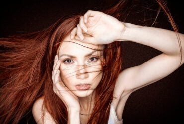 Frau mit dünnen Haaren