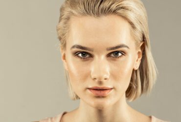 Frau mit schmalem Gesicht und Kurzhaarfrisur.