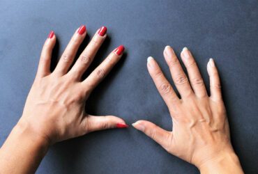 DIe rechte Hand einer Frau ist noch unlackiert.