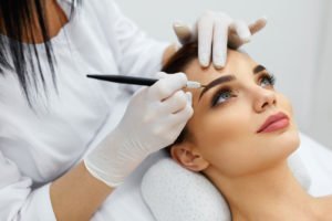 © puhhha - Fotolia.com Augenbrauen verdichen
