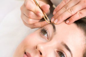 © Werner – Fotolia.com Augenbrauenpinzette kaufen - darauf sollte man achten