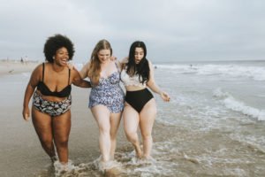 © Rawpixel.com - Fotolia.com Figurschmeichelnde Bademode für mollige Frauen