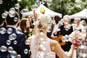 Festliche Mode für Mollige – So machst Du bei einer Hochzeit eine gute Figur