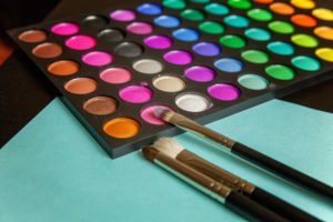 © Юлия Завалишина - Fotolia.com Regenbogen-Lidstrich