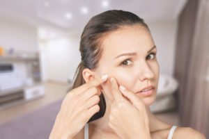 © BillionPhotos.com - Fotolia.com Unterirdische Pickel loswerden