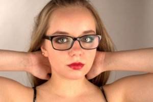 © sulupress - Fotolia.com Augen schminken Brille