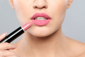 © New Africa - Fotolia.com Lippenstift nach Brustwarzenfarbe kaufen