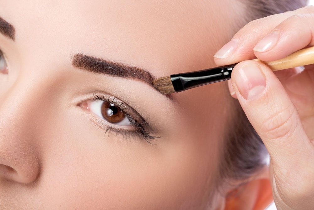 © producer - Fotolia.com Augenbrauen schminken - Augenbrauenpuder