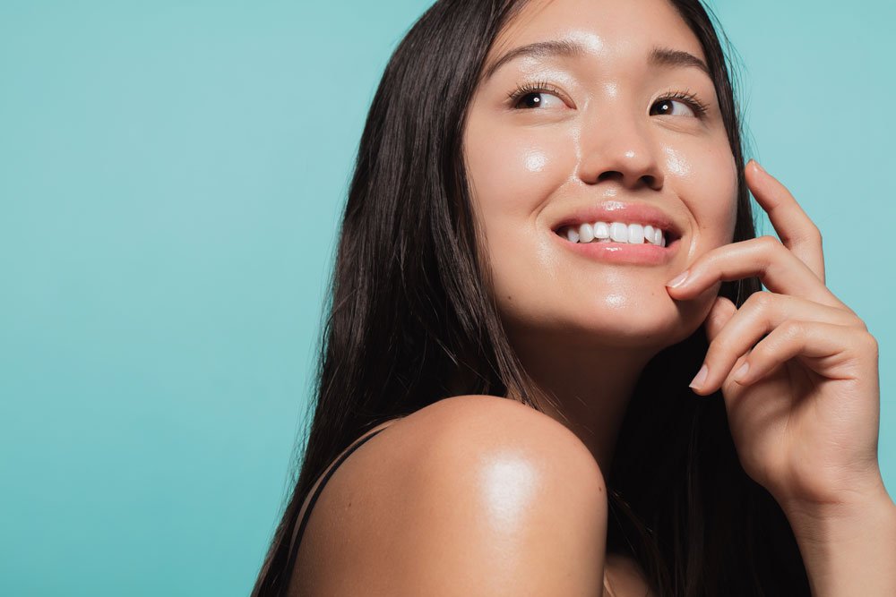 Glass Skin bezeichnet einen sehr ebenmäßigen, frischen Teint, der makellos erscheint Glass Skin