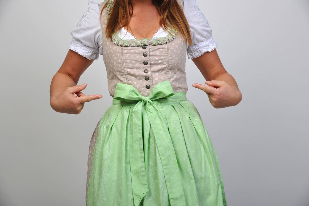 © fotoak80 / stock.adobe.com Dirndl Schleife Mitte vorne