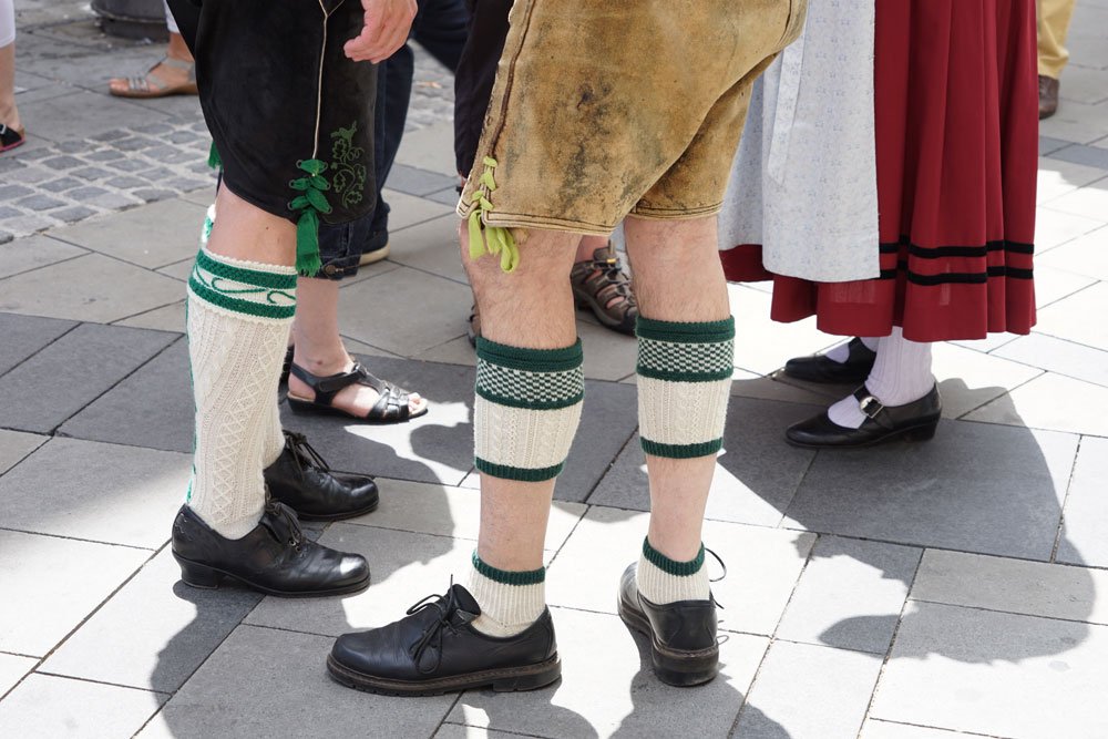 Socken und Wadenwärmer zur Lederhose