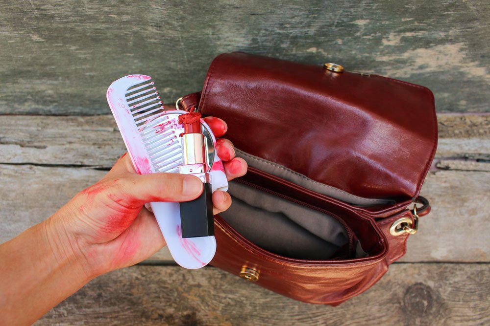 © Victoria М / stock.adobe.com Handtasche aussortieren
