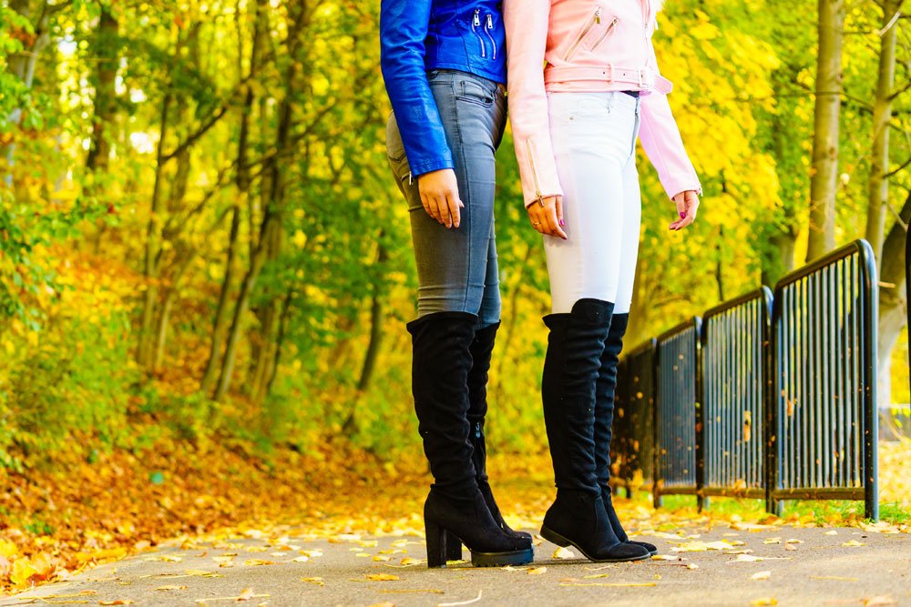 © Voyagerix / stock.adobe.com Overknees und Hose kombinieren