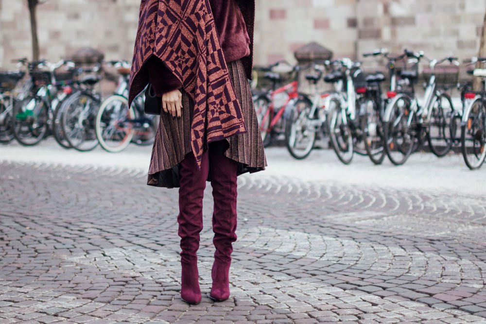 © Olga W / stock.adobe.com Overknees zum Kleid