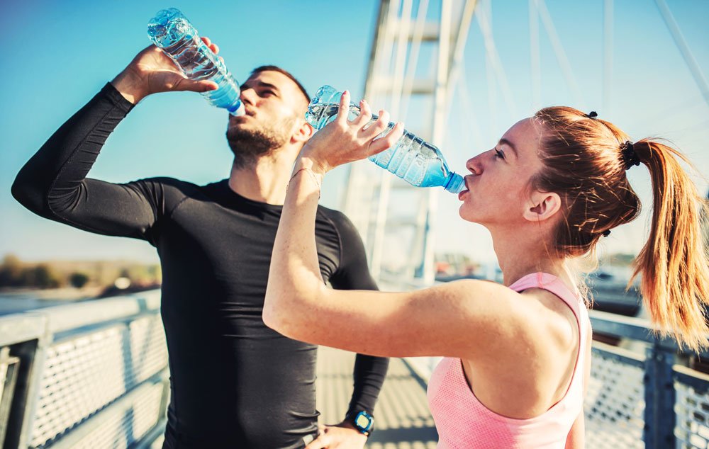 Sport im Sommer trinken