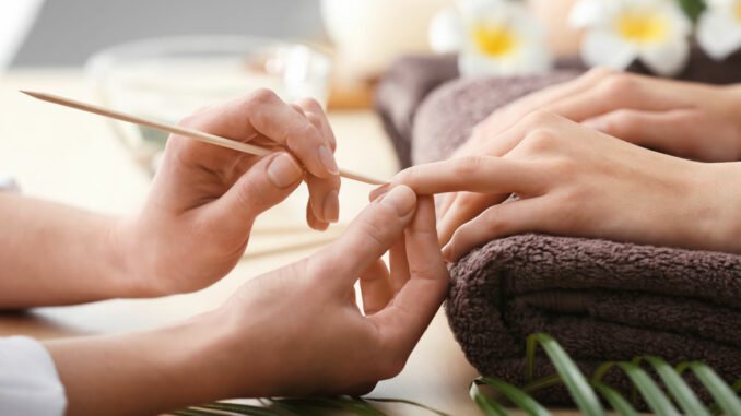 Nagelhaut entfernen