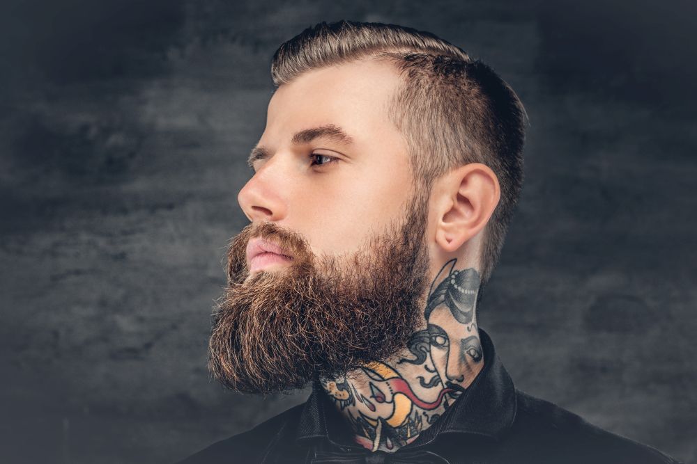 Bärtiger Mann mit Tattoo im Nacken Bart glätten