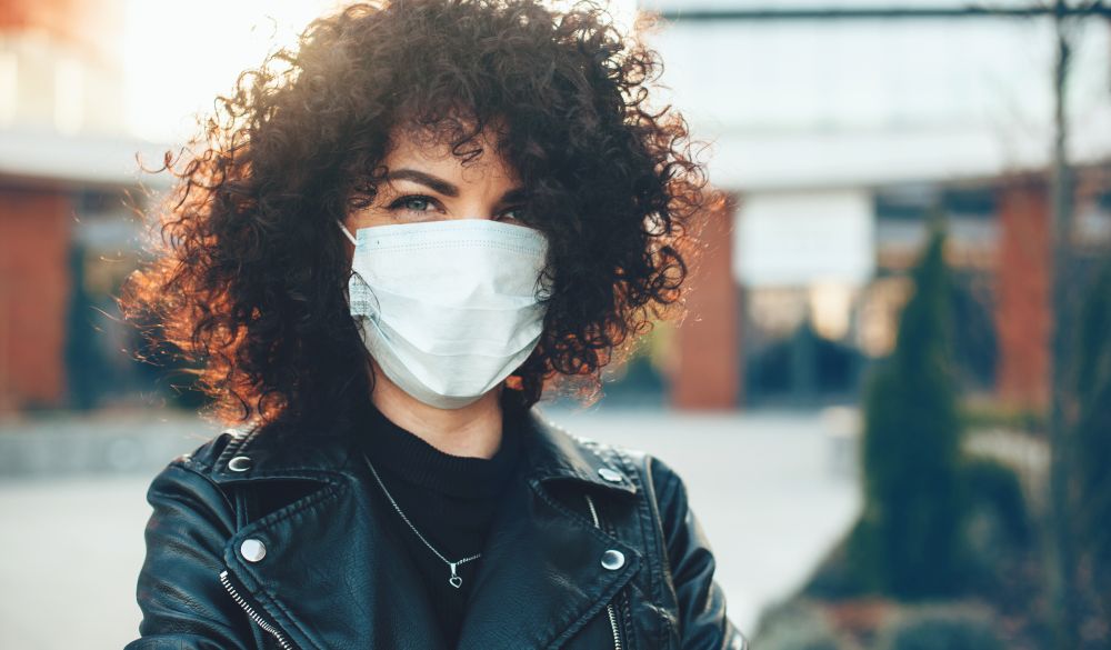 Frau mit Mundschutz Maskne