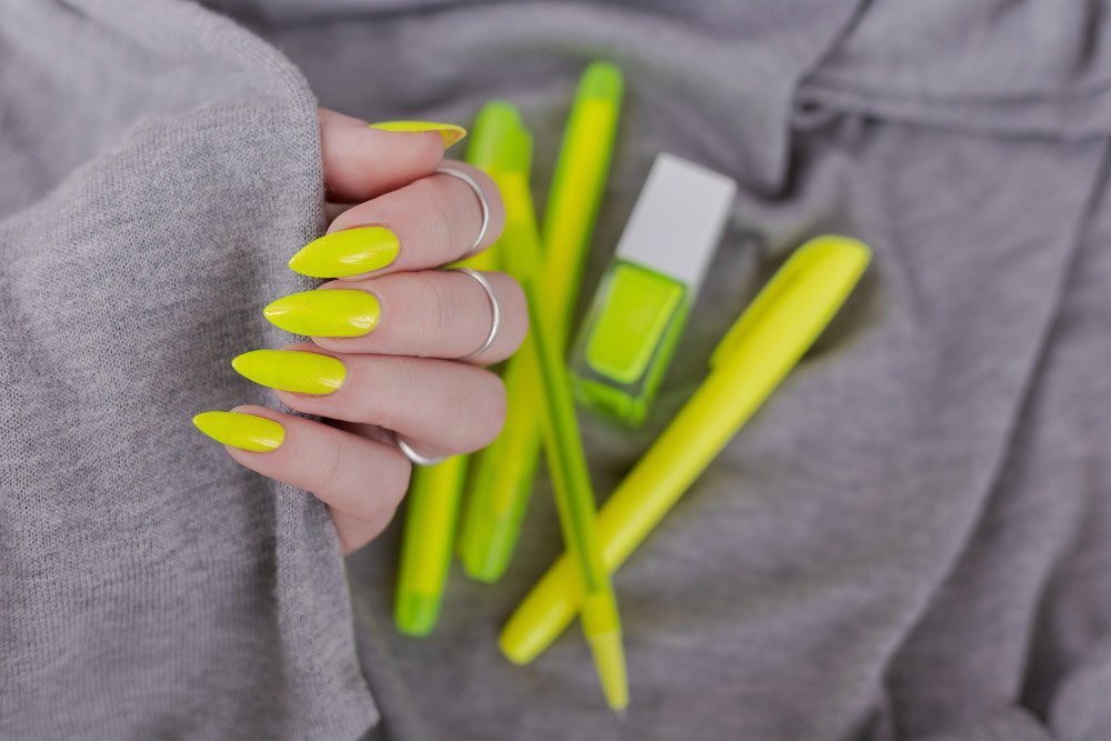 Nagellack in Neonfarben