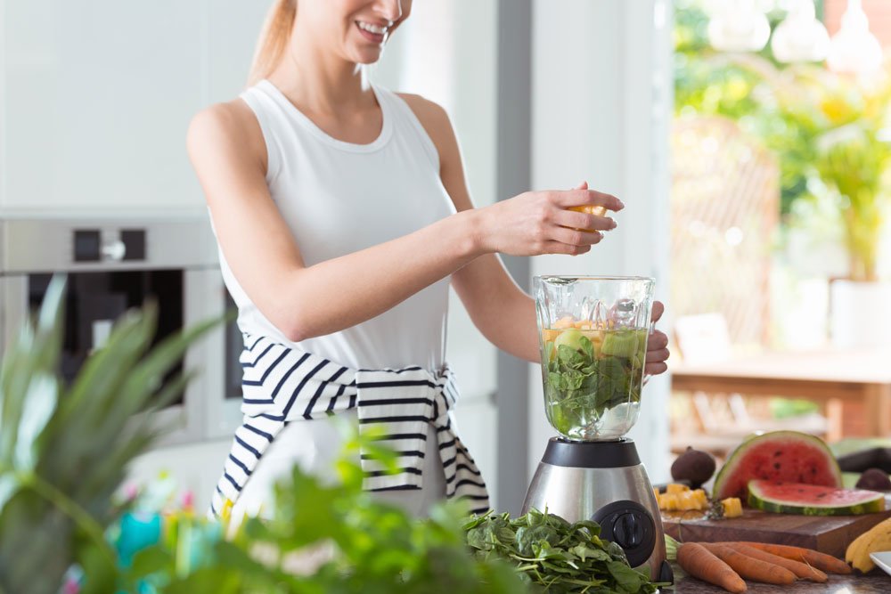 Frau macht sich einen Smoothie