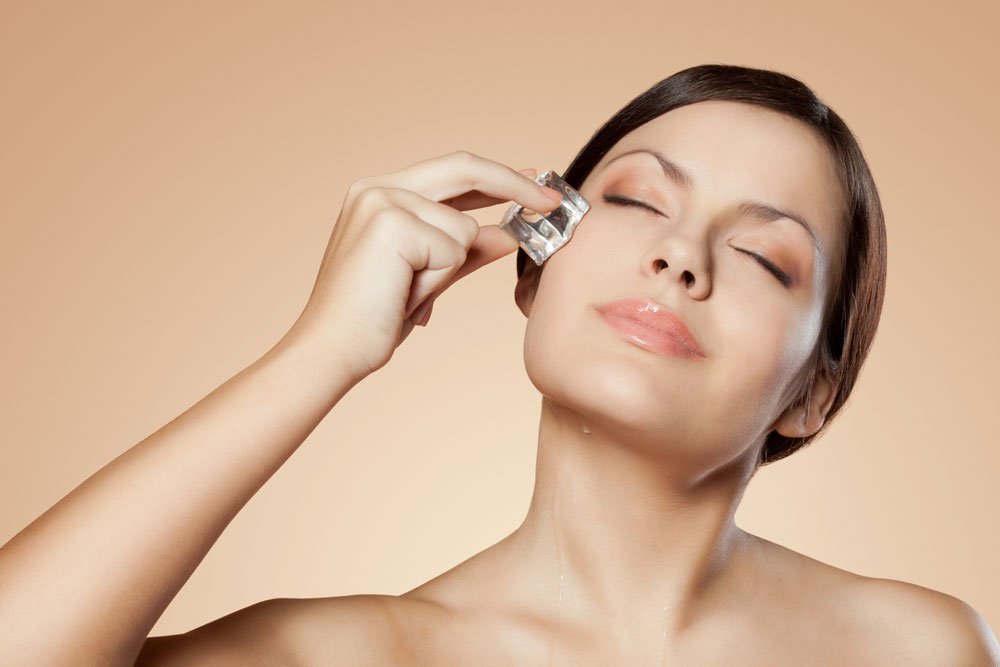 Fahre mit kreisenden Bewegungen über Dein Gesicht Beauty Cube Anwendung im Gesicht