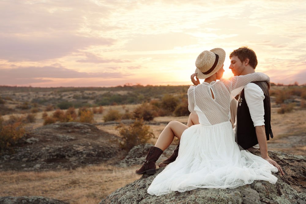 Bräute mit Glatze müssen auf wunderschönen Kopfschmuck bei der Hochzeit nicht verzichten Brautpaar genießt Sonnenuntergang